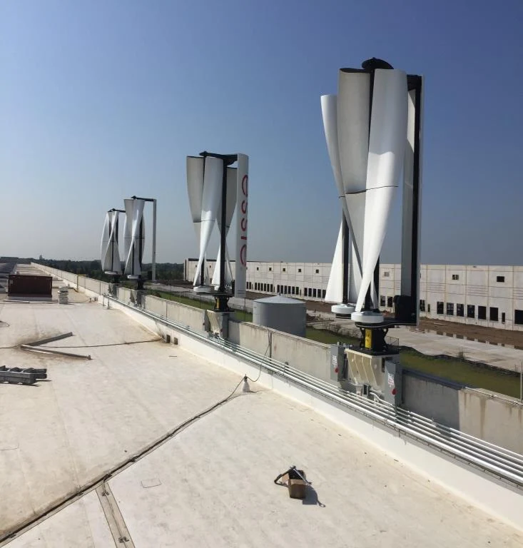 טורבינות רוח אנכיות של BE WIND מותקנות על גג, בתצלום מקטלוג היצרן